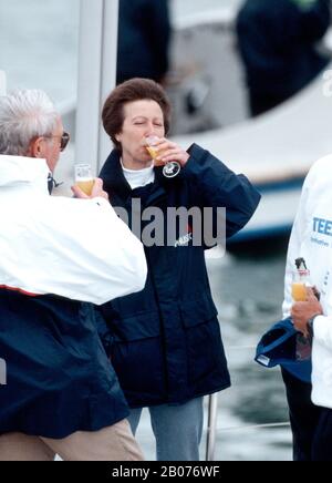 HRH Princess Anne à bord de Pride of Teesside yacht, Ocean Village, Southampton, Angleterre avril 1992 Banque D'Images