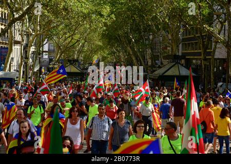 Barcelone, ESPAGNE - 11 SEPTEMBRE 2017: Les gens de Las Ramblas vont participer à un rassemblement pour soutenir l'indépendance de la Catalogne, avec le catalan dans Banque D'Images