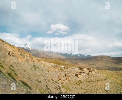 Vue panoramique sur le village de Tashigong, flanqué de neige, a culminé dans l'Himalaya et un paysage aride profond dans la vallée de Spiti en été dans l'Himachal Pradesh, en Inde. Banque D'Images