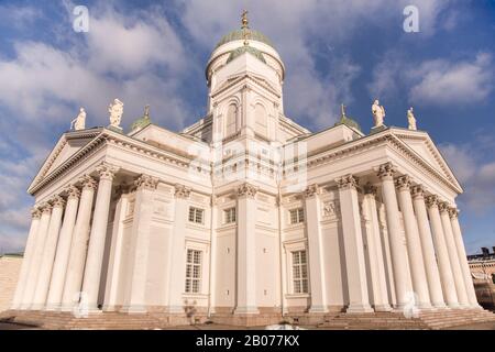 Cathédrale d'Helsinki au soleil avec ciel bleu Banque D'Images
