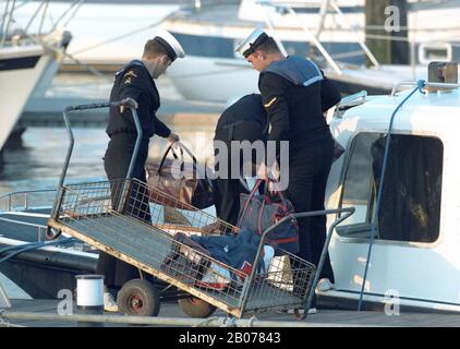 Les bagages de la princesse Anne HRH sont chargés par des marins sur une Royal Barge à partir de HMY Britannia au port de Cowes pendant la semaine de la régate Cowes, île de Wight, Banque D'Images