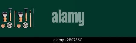 Bannière Web zéro déchet. Brosses à dents en bambou naturel , rasoirs, brosses à raser situées sur fond vert. Couche plate, vue supérieure, espace de copie. Banque D'Images