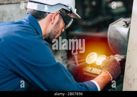 Le manomètre de fixation de la machine de la machine en usine doit être réparé et contrôler. Banque D'Images