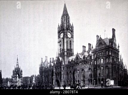 Photographie noir et blanc d'archives de l'hôtel de ville de Manchester, prise d'Albert Square, du livre: 'A Survey of the History, Commerce and Manufacturiers of Lancashire' de Reuben Spencer, publié 1897. Banque D'Images