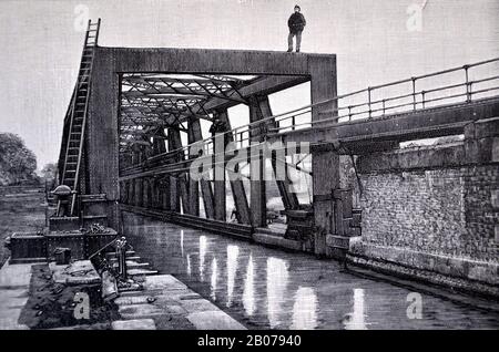 Photographie d'archives en noir et blanc de l'aqueduc de Barton Swing, un aqueduc mobile navigable à Barton Upon Irwell, Grand Manchester, Angleterre, Royaume-Uni, portant l'ancien canal Bridgewater à travers le canal de Manchester : du livre: 'Une enquête sur l'histoire, le commerce et les manufactures du Lancashire' par Reuben Spencer, publié en 1897. Banque D'Images