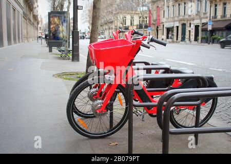 La charge de la batterie électrique urbain vélos dans la ville. Transport écologique Banque D'Images