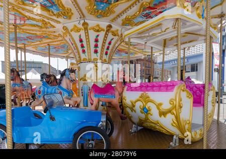 Katowice, Silesia, Pologne; 15 septembre 2019: Carrousel coloré près du centre-ville de Katowice Banque D'Images