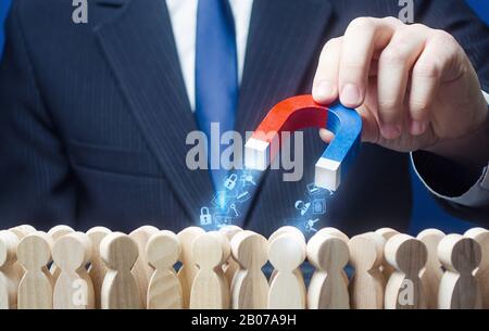 L'homme avec un aimant collecte des données personnelles de personnes de foule en ligne utilisateurs d'Internet. Protection de la confidentialité des informations privées. Données financières le Banque D'Images