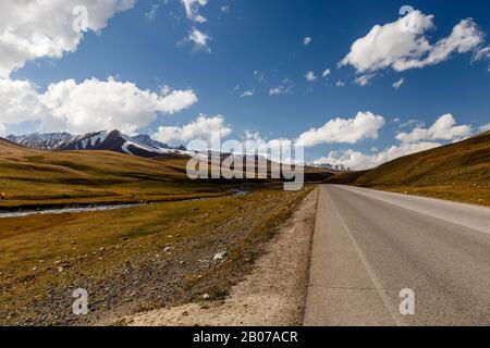 Route asphaltée, autoroute Bischkek-Osh, M 41, vallée de Suusamyr, province de Chuy, Kirghizstan Banque D'Images