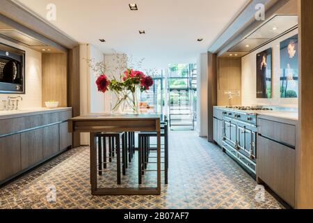 Cuisine moderne avec table et tabourets Banque D'Images