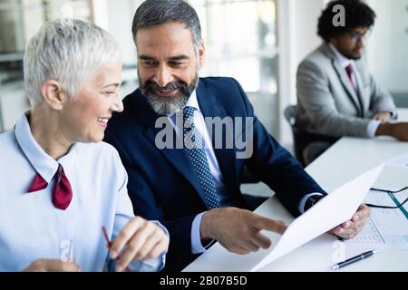 Portrait of happy business people discussing in Banque D'Images