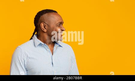 Homme afro américain mûr positif regardant l'espace vide Banque D'Images