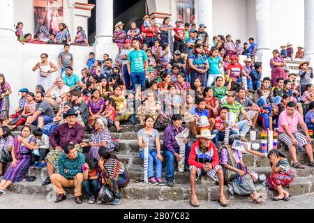 Santiago Atitlan, Guatemala - 19 avril 2019 : foules à l'extérieur de l'église pendant les célébrations Du vendredi Saint Dans la ville du lac Atitlan. Banque D'Images