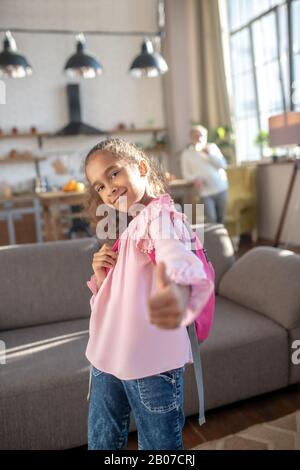 Jolie fille à peau foncée avec des cheveux frisés qui font une pose Banque D'Images