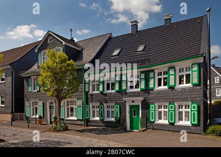 Maisons à colombages, Bergischer Dreiklang avec les couleurs noir, blanc et vert, Allemagne, Rhénanie-du-Nord-Westphalie, Bergisches Land, Radevormwald Banque D'Images