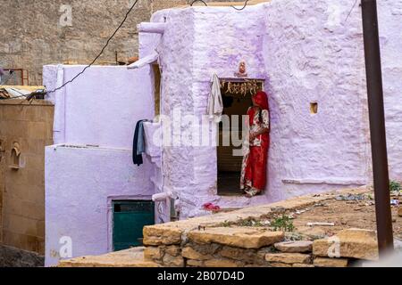 Femme devant la maison à Jaisalemer, Inde Banque D'Images