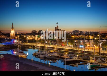 Vue aérienne sur le port de la Rochelle la nuit, France Banque D'Images