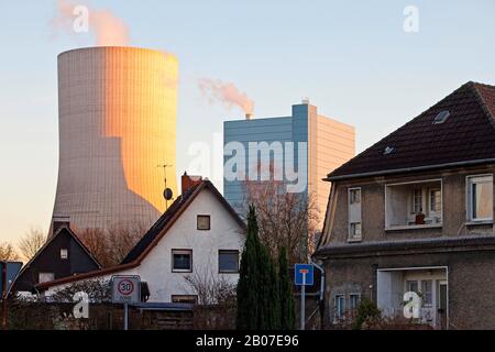 Centrales électriques au charbon Datteln 4 dans la soirée avec des maisons résidentielles au premier plan, Allemagne, Rhénanie-du-Nord-Westphalie, Ruhr Area, Datteln Banque D'Images