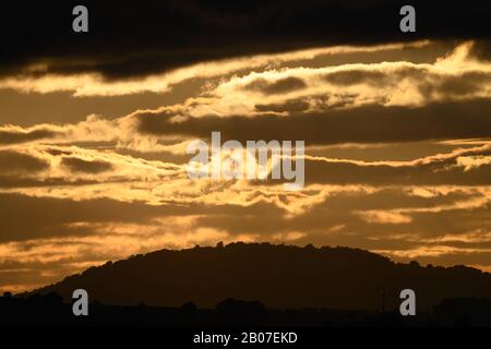 Ciel spectaculaire sur des collines lointaines dans le Shropshire. Banque D'Images