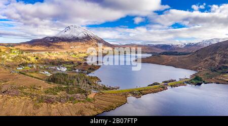 Le pont entre Money Beg et Glenthornan entre Dunlewey Lough et Lough Nacung Upper au bas du mont Errigal - Comté Donegal, Irlande. Banque D'Images