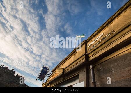 Ville D'Edimbourg, Ecosse. Vue panoramique sur un magasin en haut Du Royal Mile d'Édimbourg, avec le château d'Édimbourg en arrière-plan. Banque D'Images