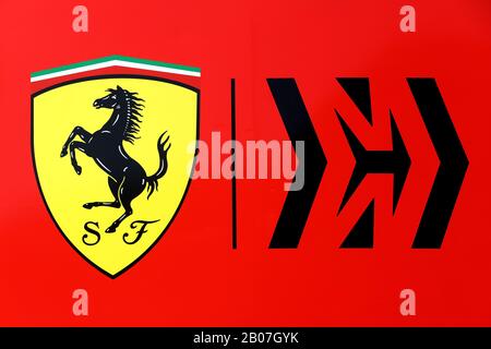 Vue générale du logo Ferrari au cours de la première journée de tests pré-saison au circuit de Barcelone-Catalunya. Banque D'Images