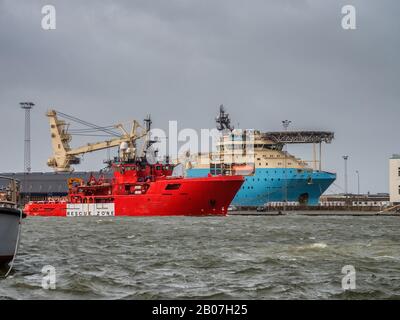 Fourniture de bateaux pour l'énergie éolienne et pétrolière dans le port inondé d'Esbjerg, Danemark Banque D'Images