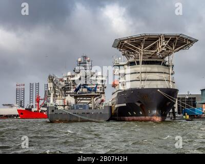 Fourniture de bateaux pour l'énergie éolienne et pétrolière dans le port inondé d'Esbjerg, Danemark Banque D'Images