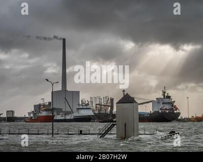 Fourniture de bateaux pour l'énergie éolienne et pétrolière dans le port inondé d'Esbjerg, Danemark Banque D'Images