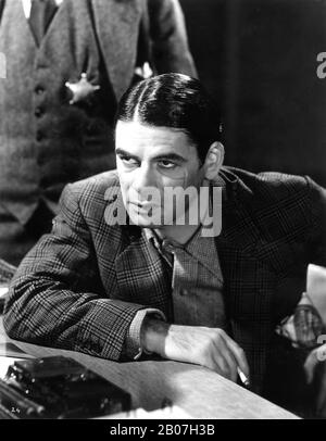 Paul Uni comme Tony Camonte et C. HENRY GORDON (partiellement masqué) dans SCARFACE 1932 directeurs HOWARD HAWKS et RICHARD ROSSON roman Armitage Trail Screen histoire Ben Hecht producteur Howard Hughes The Caddo Company / United Artists Banque D'Images