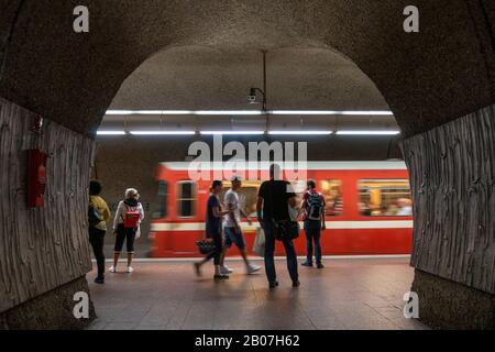 Vue sur le tunnel à travers la plate-forme Lorenzkirche sur le réseau métropolitain de Nuremberg VAG (U-Bahn), Nuremberg, Bavière, Allemagne. Banque D'Images