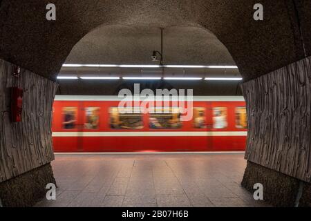 Vue sur le tunnel à travers la plate-forme Lorenzkirche sur le réseau métropolitain de Nuremberg VAG (U-Bahn), Nuremberg, Bavière, Allemagne. Banque D'Images