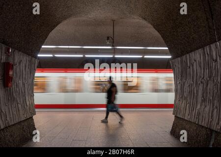 Vue sur le tunnel à travers la plate-forme Lorenzkirche sur le réseau métropolitain de Nuremberg VAG (U-Bahn), Nuremberg, Bavière, Allemagne. Banque D'Images