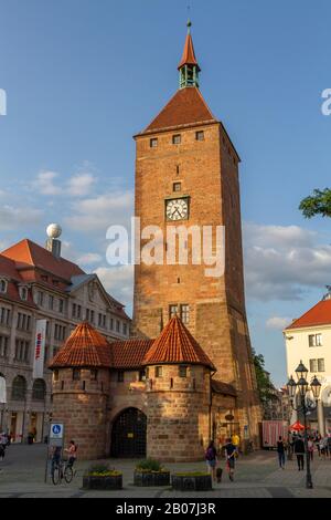 Le Weißer Turm (Tour Blanche) à Nuremberg, Bavière, Allemagne. Banque D'Images