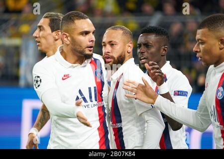 Cl Football Dortmund - Paris, Dortmund 18 Février 2020. Neymar, PSG 10 célèbre son but, heureux, rire, célébration, 1-1 avec Kylian MPAPPE, PSG 7 Idrissa GUEYE, PSG 27 Angel DI MARIA, PSG 11 Layvin KURZAWA, PSG 20 BORUSSIA DORTMUND - PARIS SG 2-1 Ligue des champions de football de l'UEFA , ronde des 16 derniers, S i g n a l i d u n a P a r k S t a d i u m BVB à Dortmund, le 18 février 2020. Saison 2019/2020 © Peter Schatz / Alay Live News Banque D'Images