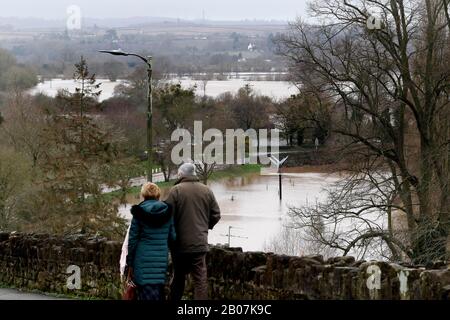 Inondations au Royaume-Uni, Ross on Wye, Herefordshire Royaume-Uni. 19 Février 2020. La vue de Ross on Wye, Herefordshire, où la rivière Wye a atteint son niveau le plus élevé jamais enregistré, en effatant ses banques et en inondant le centre-ville pour la première fois depuis de nombreuses décennies. Crédit: Thousand Word Media Ltd/Alay Live News Banque D'Images