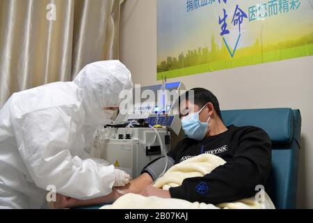 Nanchang, Chine. 19 février 2020. M. Dong, un patient coronavirus retrouvé, donne son plasma à un hôpital de Nanchang, dans la province du Jiangxi en Chine orientale, le 19 février 2020. Dong, 42 ans, est le premier patient récupéré qui a donné son plasma après la récupération du coronavirus dans la province du Jiangxi. (Xinhua/Peng Zhaozhi) Crédit: Xinhua/Alay Live News Banque D'Images