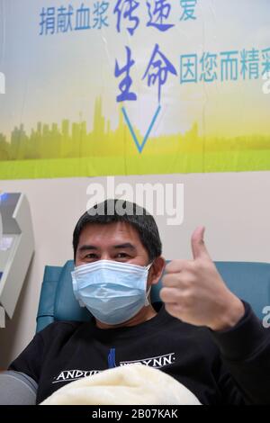 Nanchang, Chine. 19 février 2020. M. Dong, un patient coronavirus retrouvé, donne son plasma à un hôpital de Nanchang, dans la province du Jiangxi en Chine orientale, le 19 février 2020. Dong, 42 ans, est le premier patient récupéré qui a donné son plasma après la récupération du coronavirus dans la province du Jiangxi. (Xinhua/Peng Zhaozhi) Crédit: Xinhua/Alay Live News Banque D'Images