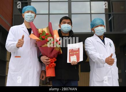 Nanchang, Chine. 19 février 2020. M. Dong, patient coronavirus retrouvé, pose pour des photos avec des travailleurs médicaux après avoir donné son plasma à un hôpital de Nanchang, dans la province du Jiangxi en Chine orientale, le 19 février 2020. Dong, 42 ans, est le premier patient récupéré qui a donné son plasma après la récupération du coronavirus dans la province du Jiangxi. (Xinhua/Peng Zhaozhi) Crédit: Xinhua/Alay Live News Banque D'Images