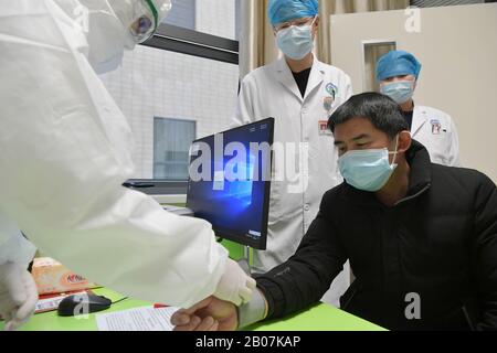 Nanchang, Chine. 19 février 2020. M. Dong, un patient coronavirus retrouvé, reçoit un test physique avant le don de plasma dans un hôpital de Nanchang, dans la province du Jiangxi en Chine orientale, le 19 février 2020. Dong, 42 ans, est le premier patient récupéré qui a donné son plasma après la récupération du coronavirus dans la province du Jiangxi. (Xinhua/Peng Zhaozhi) Crédit: Xinhua/Alay Live News Banque D'Images