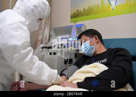 Nanchang, Chine. 19 février 2020. M. Dong, un patient coronavirus retrouvé, donne son plasma à un hôpital de Nanchang, dans la province du Jiangxi en Chine orientale, le 19 février 2020. Dong, 42 ans, est le premier patient récupéré qui a donné son plasma après la récupération du coronavirus dans la province du Jiangxi. (Xinhua/Peng Zhaozhi) Crédit: Xinhua/Alay Live News Banque D'Images