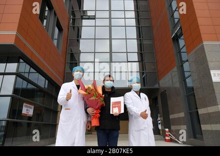 Nanchang, Chine. 19 février 2020. M. Dong, patient coronavirus retrouvé, pose pour des photos avec des travailleurs médicaux après avoir donné son plasma à un hôpital de Nanchang, dans la province du Jiangxi en Chine orientale, le 19 février 2020. Dong, 42 ans, est le premier patient récupéré qui a donné son plasma après la récupération du coronavirus dans la province du Jiangxi. (Xinhua/Peng Zhaozhi) Crédit: Xinhua/Alay Live News Banque D'Images