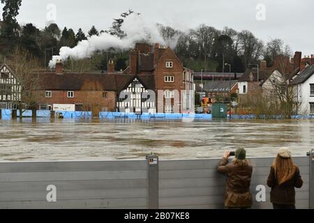 Un train à vapeur sur le chemin de fer de la vallée de Severn passe par la ville de Bewdley, Worcestershire, à la suite de la tempête Dennis. Banque D'Images