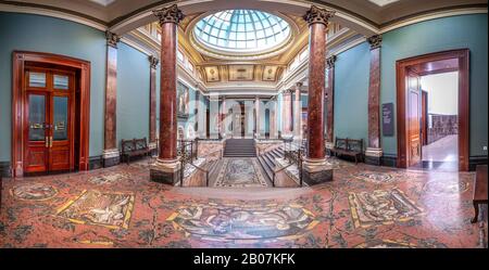 Londres, Royaume-Uni. Vers Novembre 2019. Intérieur de la salle principale du musée de la Galerie nationale, l'une des plus importantes visites culturelles Banque D'Images