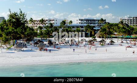 Les touristes nagent et jouent à des jeux sur la plage tropicale de Punta Cana, République dominicaine, vue aérienne de la station de vacances des Caraïbes Banque D'Images