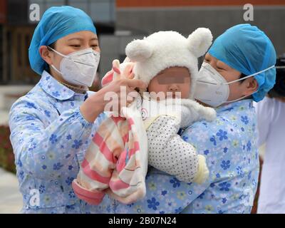 Nanchang, Chine. 19 février 2020. Les travailleurs médicaux déchargent un patient COVID-19 récupéré, qui est un bébé de 7 mois, de la région de Xianghu de la première université Affiliée de Nanchang à Nanchang, dans la province du Jiangxi en Chine orientale, le 19 février 2020. Le bébé de 7 mois infecté par le nouveau coronavirus a été libéré de l'hôpital après 9 jours de traitement dans la province du Jiangxi en Chine orientale. (Xinhua/Peng Zhaozhi) Crédit: Xinhua/Alay Live News Banque D'Images