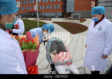 Nanchang, Chine. 19 février 2020. Les travailleurs médicaux déchargent un patient COVID-19 récupéré, qui est un bébé de 7 mois, de la région de Xianghu de la première université Affiliée de Nanchang à Nanchang, dans la province du Jiangxi en Chine orientale, le 19 février 2020. Le bébé de 7 mois infecté par le nouveau coronavirus a été libéré de l'hôpital après 9 jours de traitement dans la province du Jiangxi en Chine orientale. (Xinhua/Peng Zhaozhi) Crédit: Xinhua/Alay Live News Banque D'Images