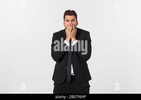 jeune homme criant agressivement, regardant très fâché, frustré, indigné ou énervé, criant. Isolé sur fond blanc. Banque D'Images