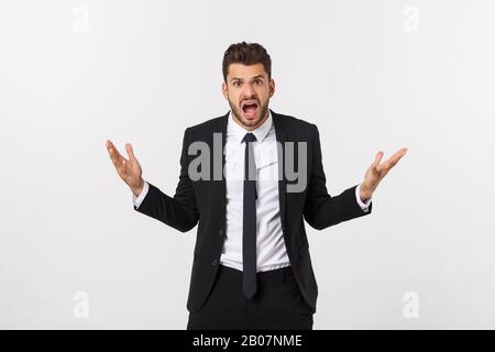 jeune homme criant agressivement, regardant très fâché, frustré, indigné ou énervé, criant. Isolé sur fond blanc. Banque D'Images