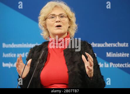 19 février 2020, Berlin: Christine Lambrecht (SPD), ministre fédérale de la Justice, fait une déclaration sur le crime de haine et l'extrémisme de droite dans son ministère. Le Bundestag voulait adopter une nouvelle loi contre le crime de haine sur Internet le même jour. Photo: Wolfgang Kumm/Dpa Banque D'Images